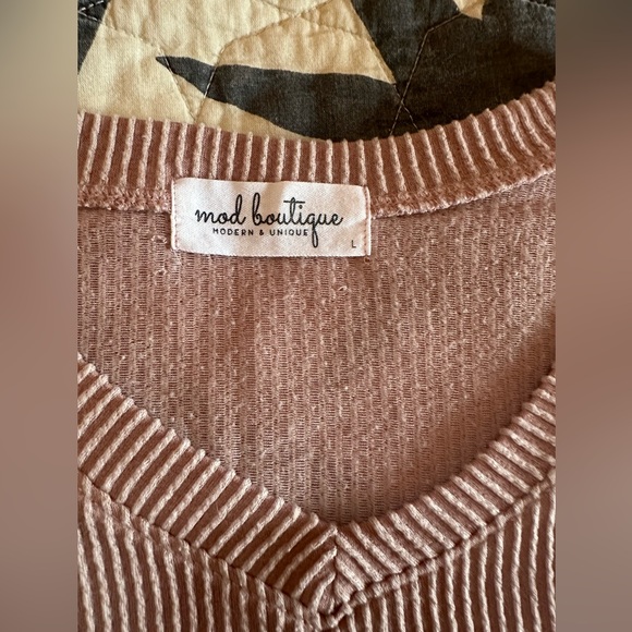 Mod Boutique | Textured Blush Pink V-Neck - Picture 2 of 3